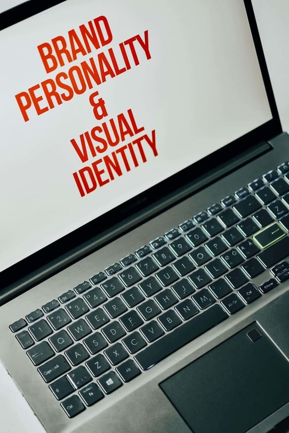 Image avec un ordinateur et un texte où il est écrit brand personality & visual identity