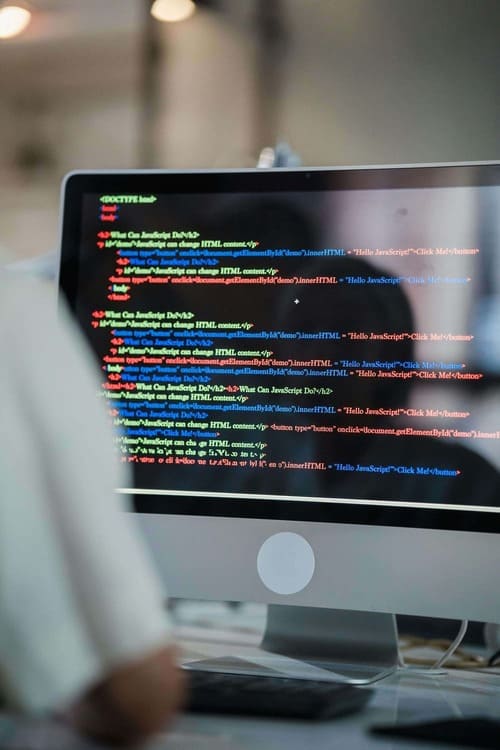 Image représentant un ordinateur avec beaucoup de lignes de codes